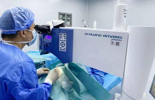 高考結束后學生扎堆做激光近視手術